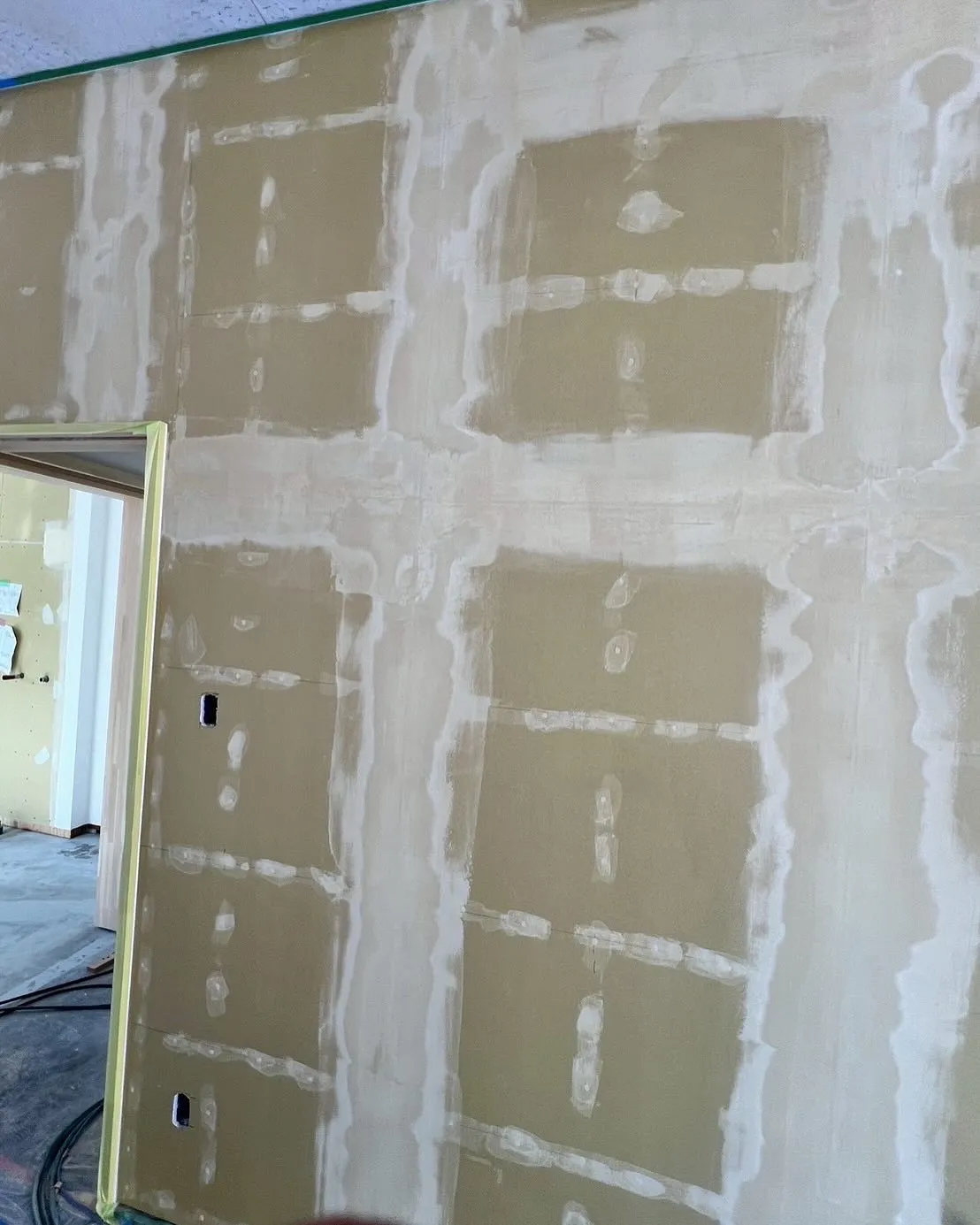 室内の塗装は、艶ありの水性塗料で仕上げました✨