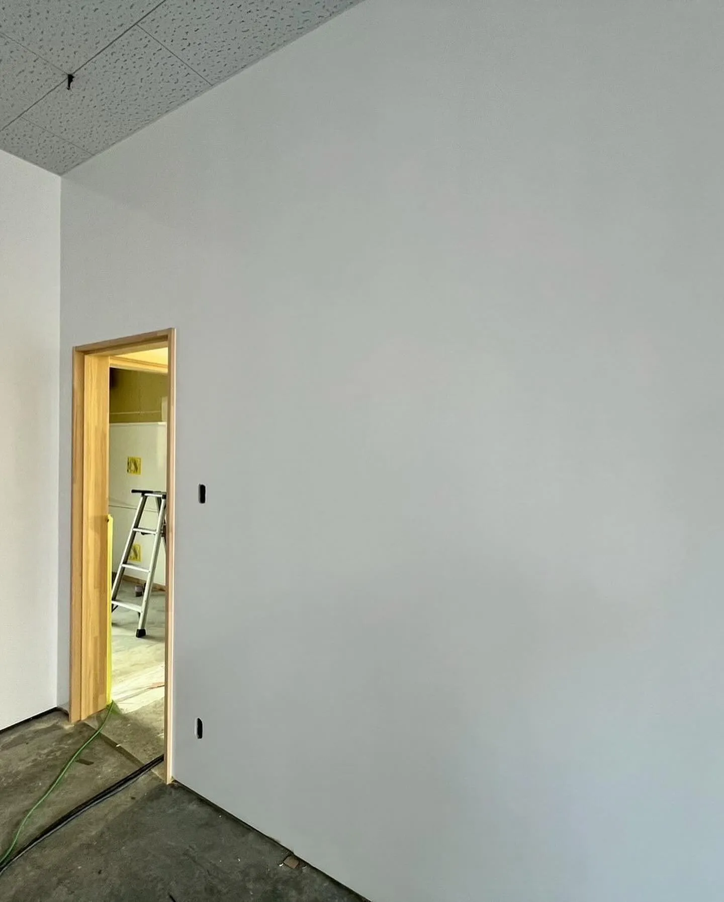 室内の塗装は、艶ありの水性塗料で仕上げました✨