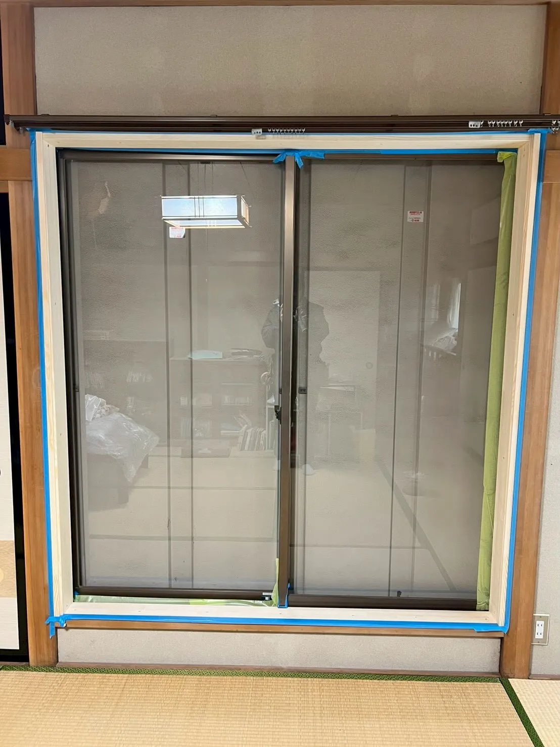 窓サッシまわりの部分も塗装して、