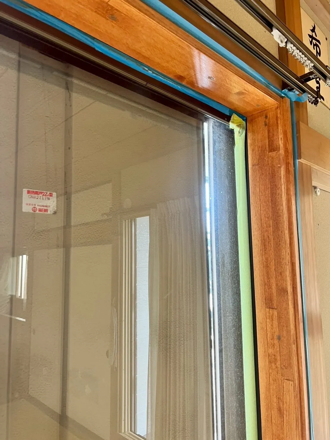 窓サッシまわりの部分も塗装して、