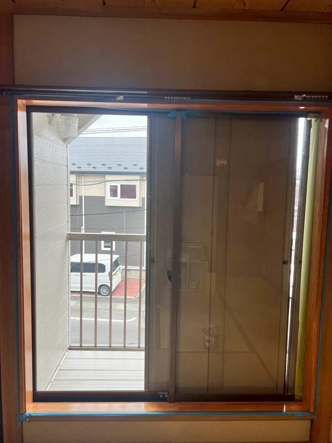 窓サッシまわりの部分も塗装して、